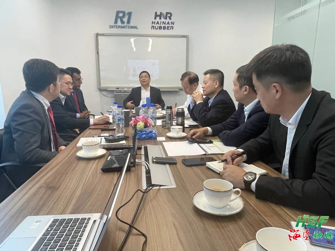 包洪文一行与R1公司座谈互换。
